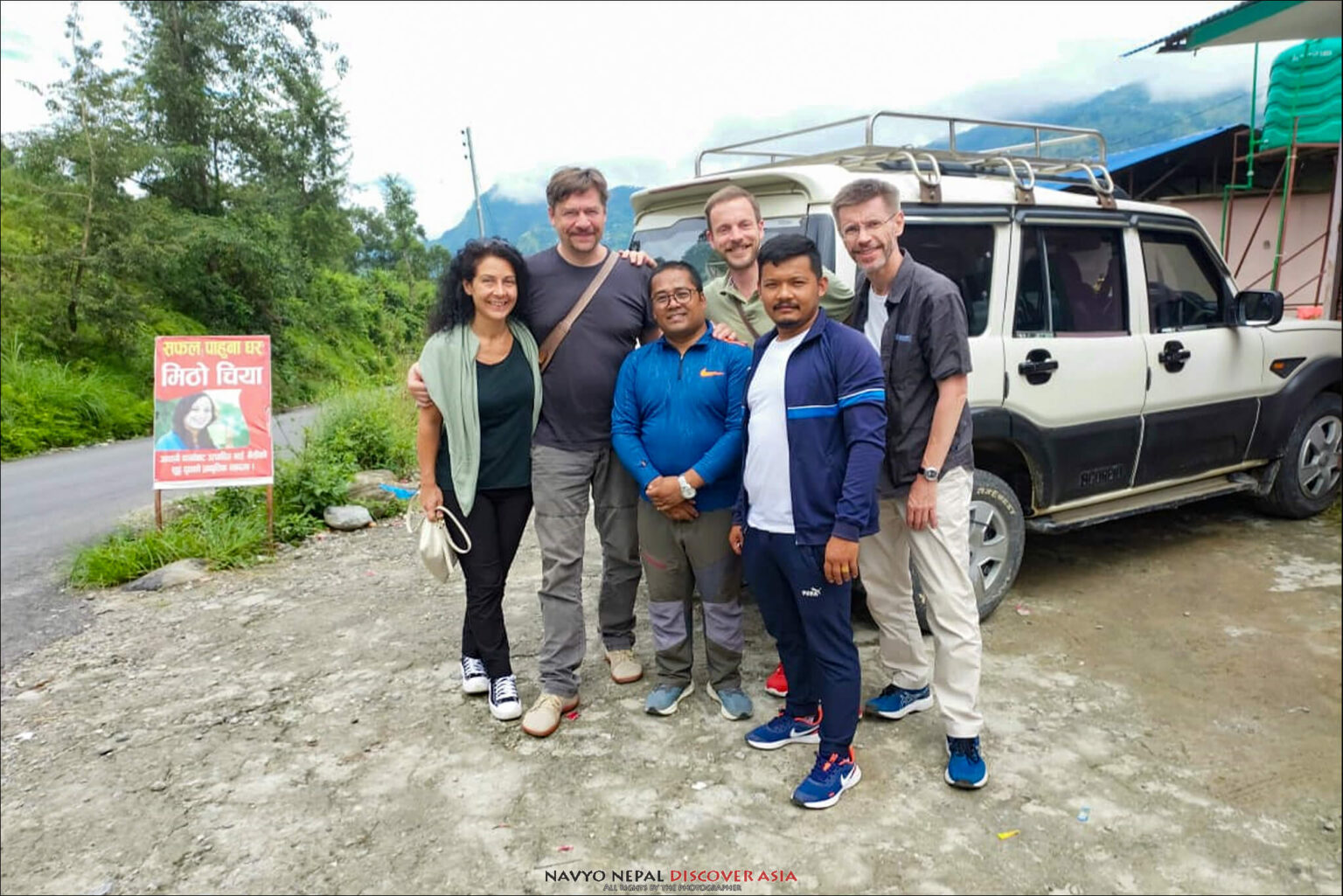 Quattro nostri clienti sulla strada dal Nepal al Tibet con autista a assistente nostro di viaggio.