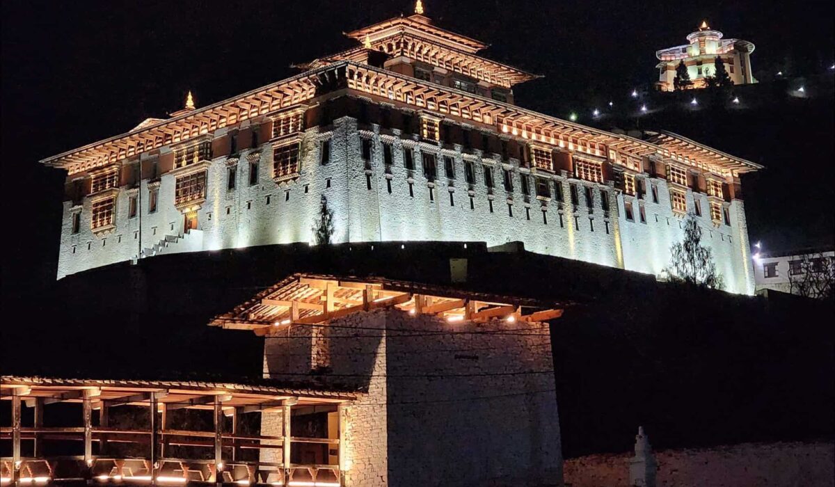 paro-dzong-di-notte