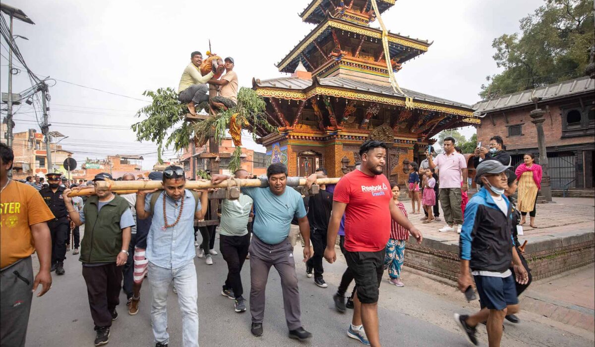 Nepal-Kathmandu-trisul-jatra