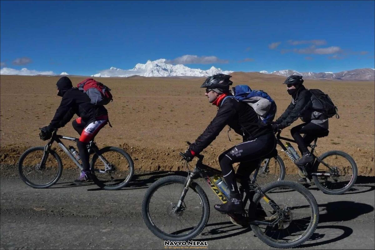 Tibet-ciclismo-passando-shisha-pangma