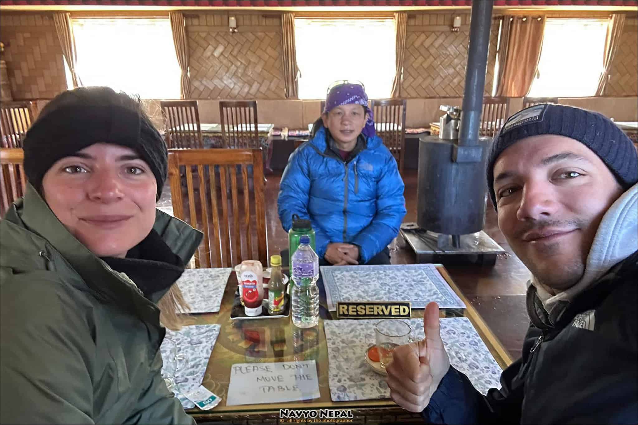 L'interno di una semplice trek lodge in Nepal.