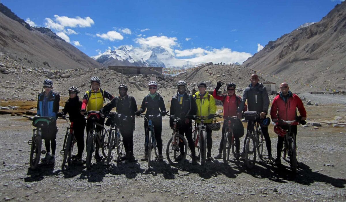 Gruppo biker/ciclisti davanti al Monte Everest!