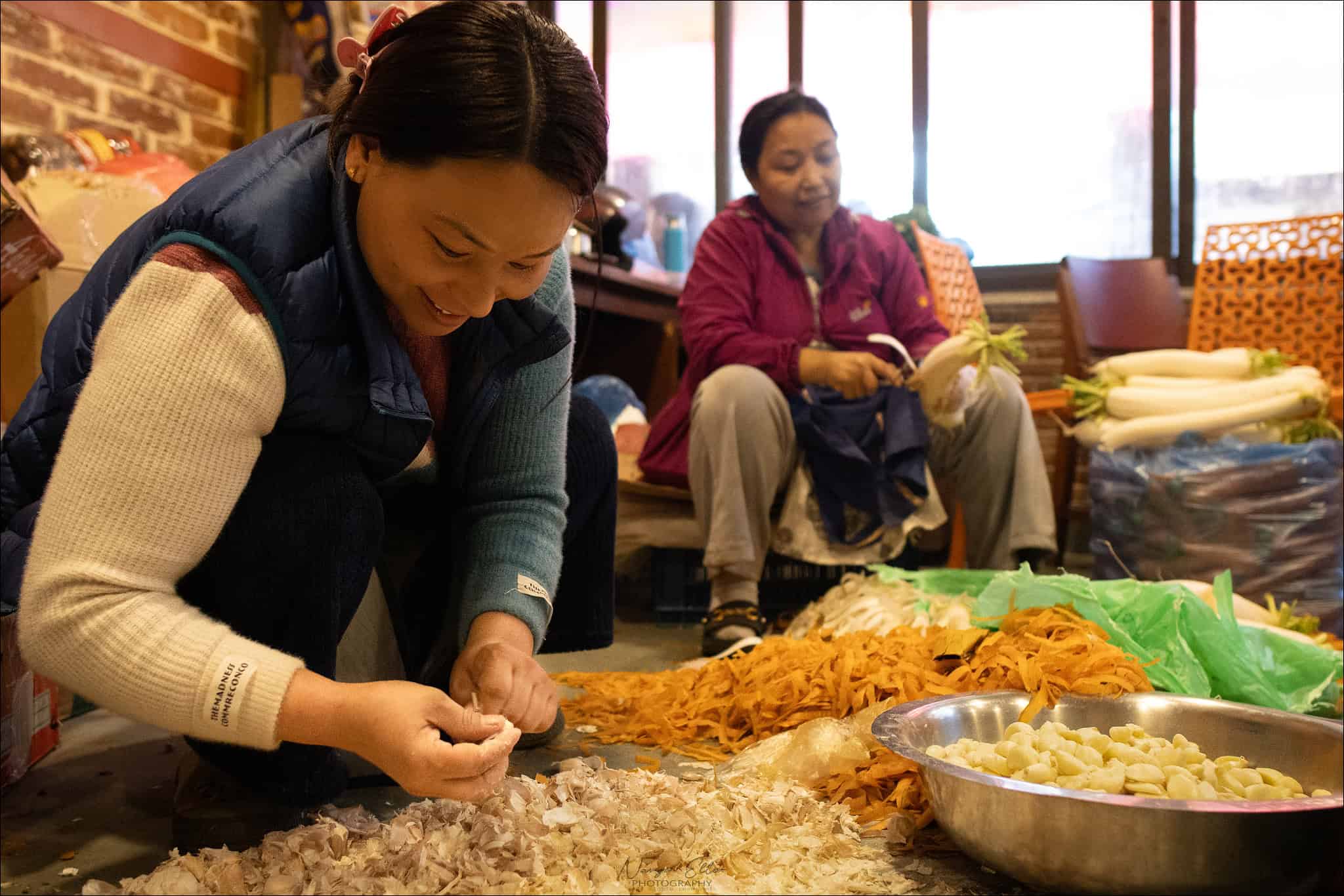 Molti volontari aiutano a preparare i pasti.