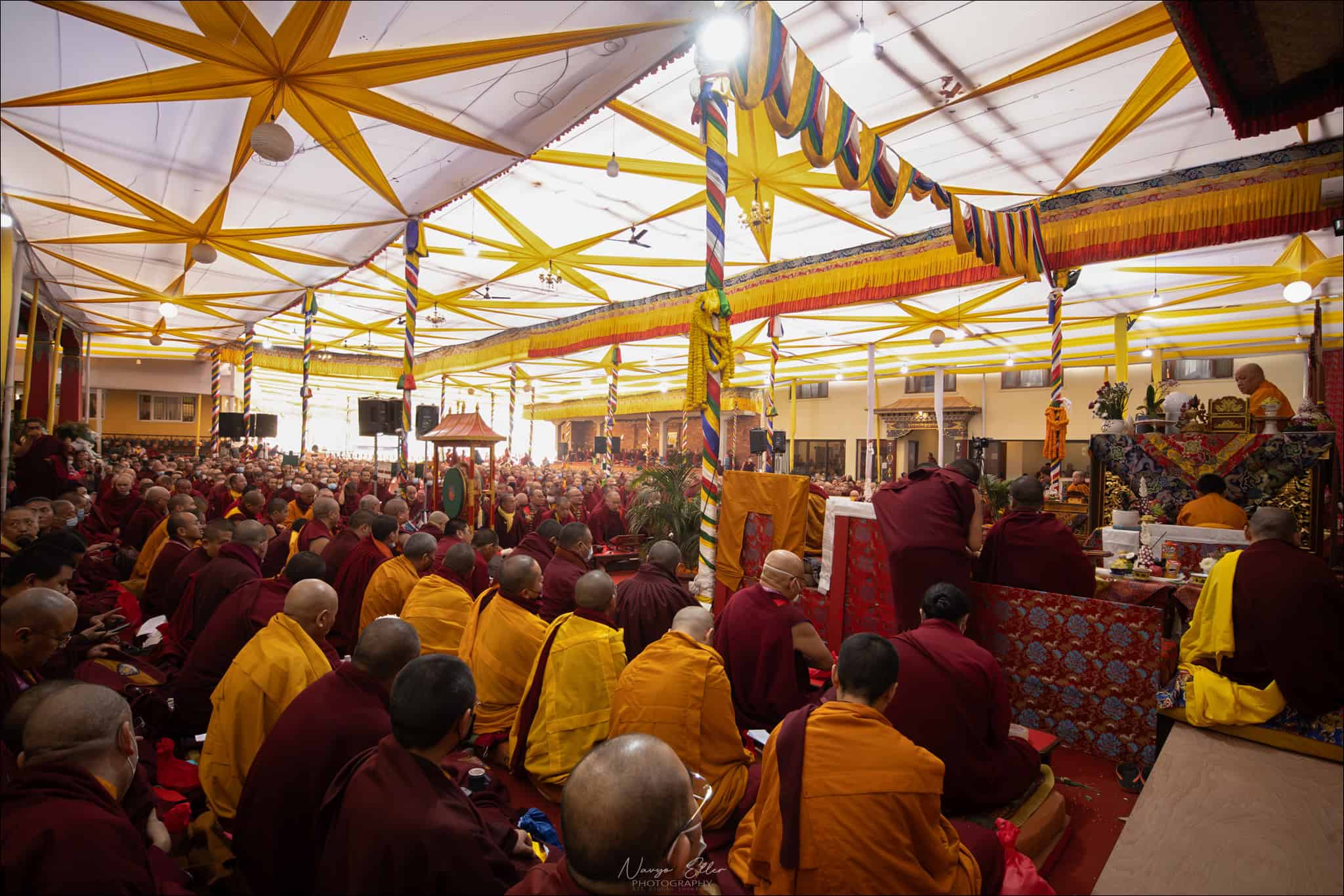 La grande tenda principale. S.E. Sangye Nyenpa Rinpoche trasmette il Kangyur.