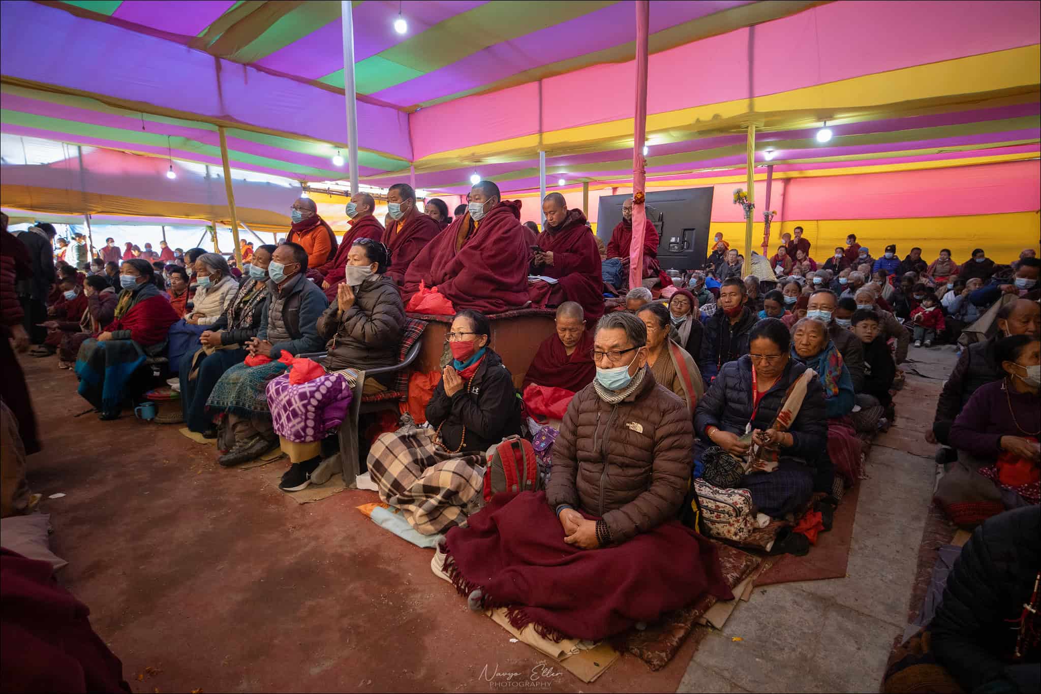 Fedeli in una tenda laterale durante il Kangyur.