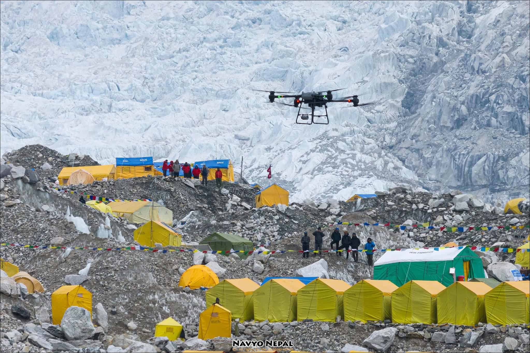 Un drone sopra il campo base Everest