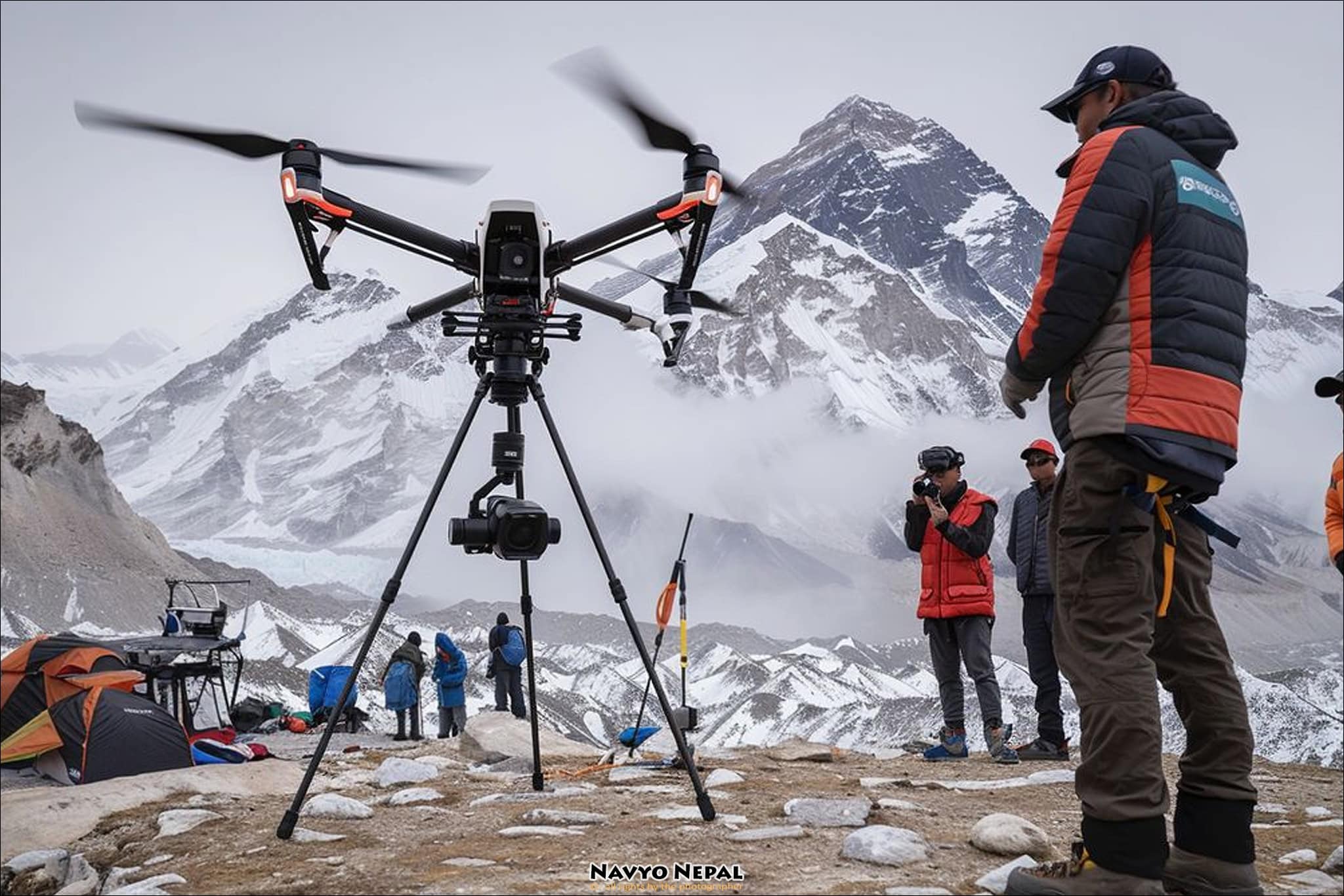 Un operatore di drone al campo base Everest