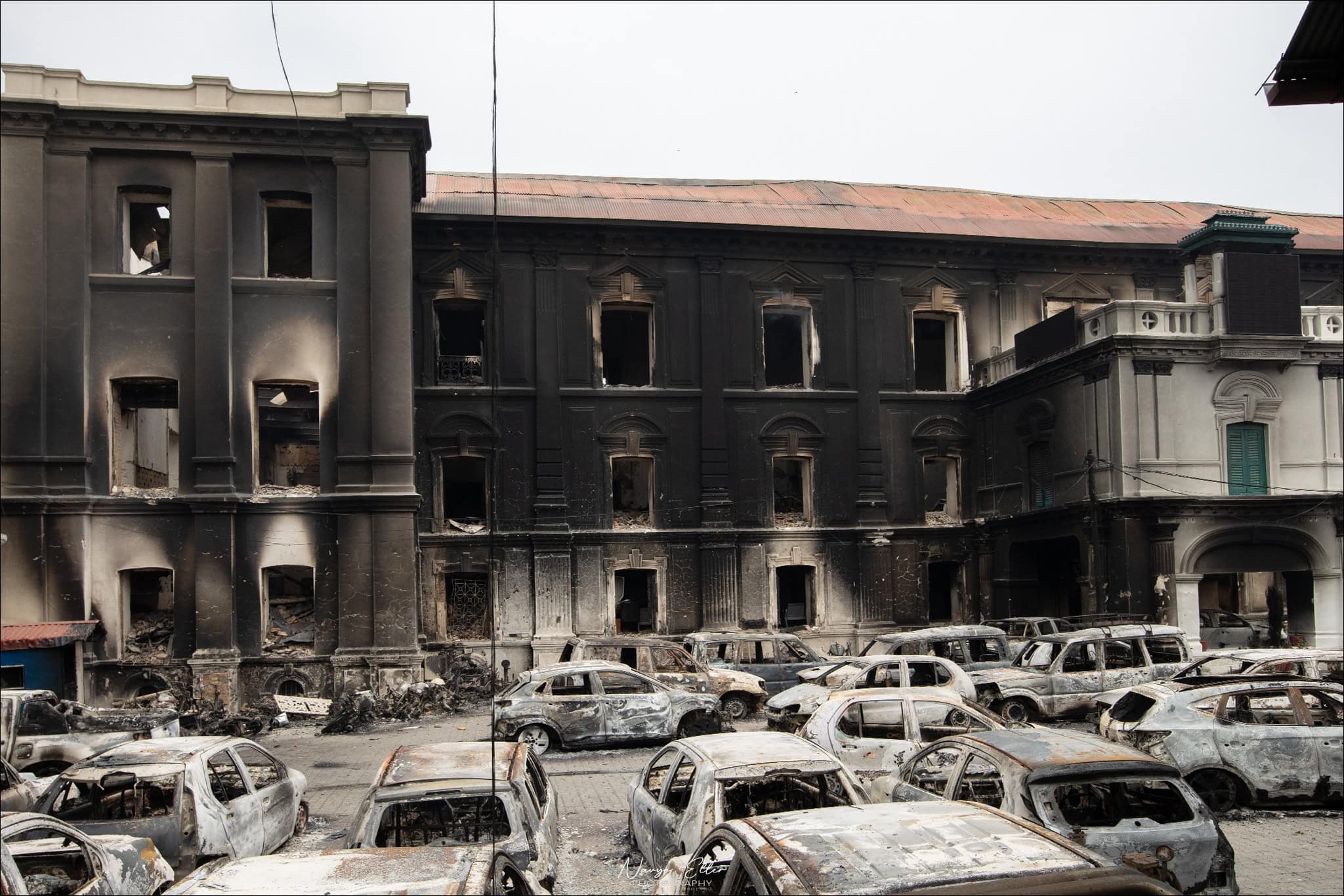 Uno dei molti uffici governativi dato alle fiamme il 9 settembre 2025