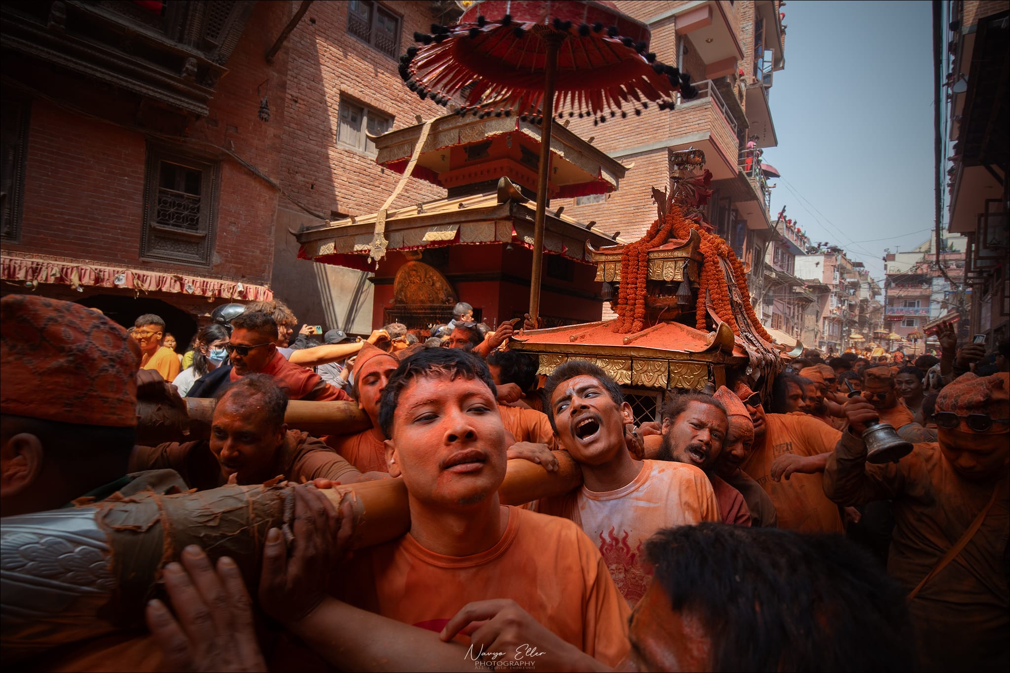 I khat vengono portati attraverso la città in processioni..