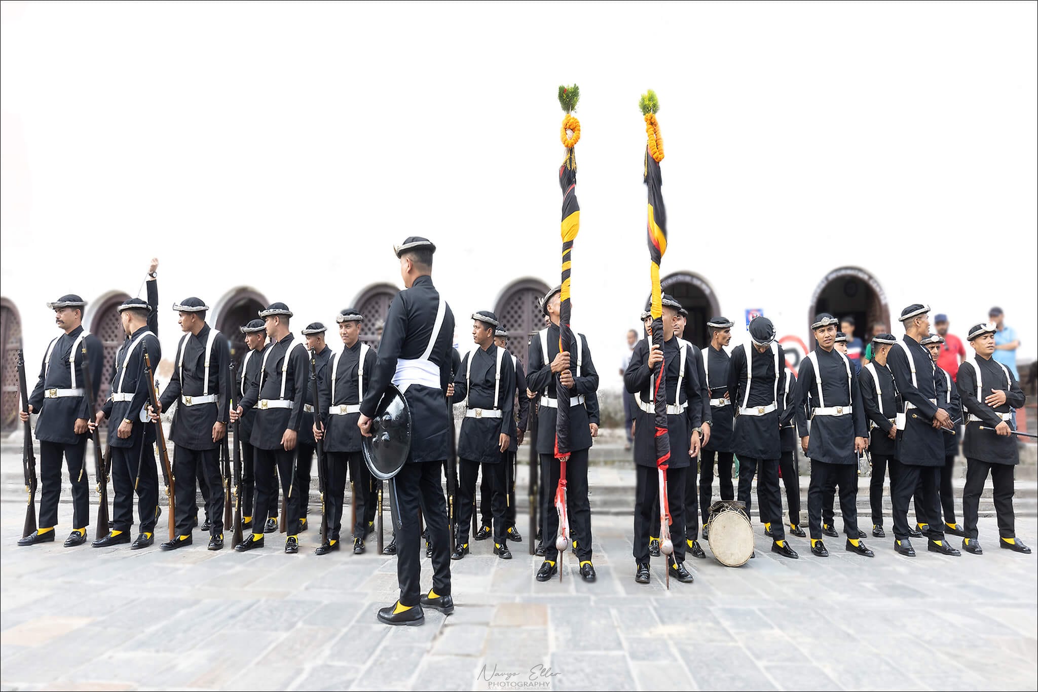 Gli Guruju ko Paltan (Soldati ceremoniali) accompagna la Jatra