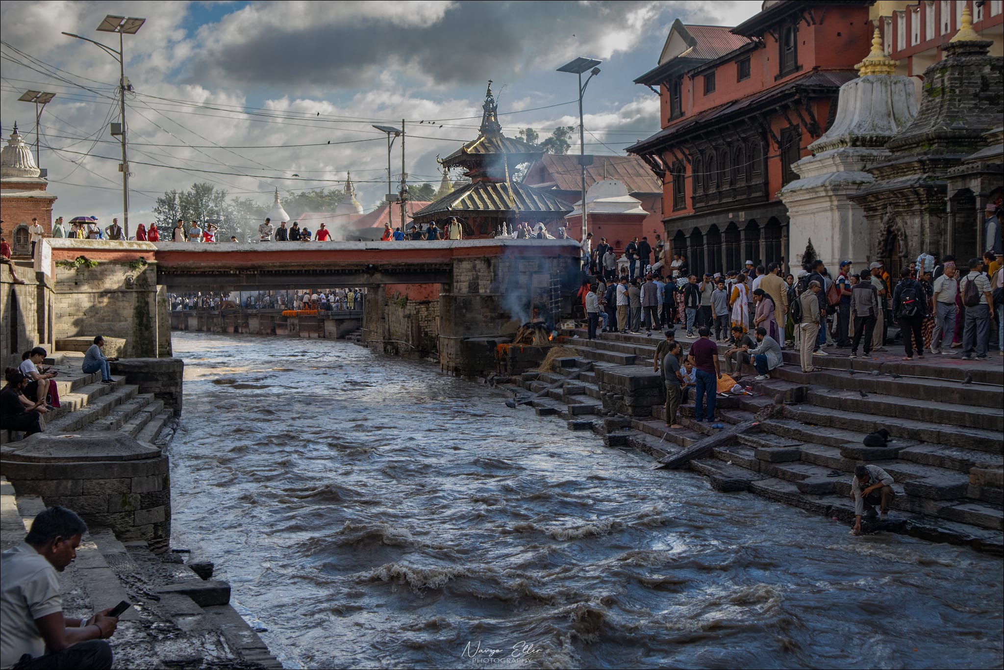 Il fiume sacro Bagmati che attraversa Pashupatinath.