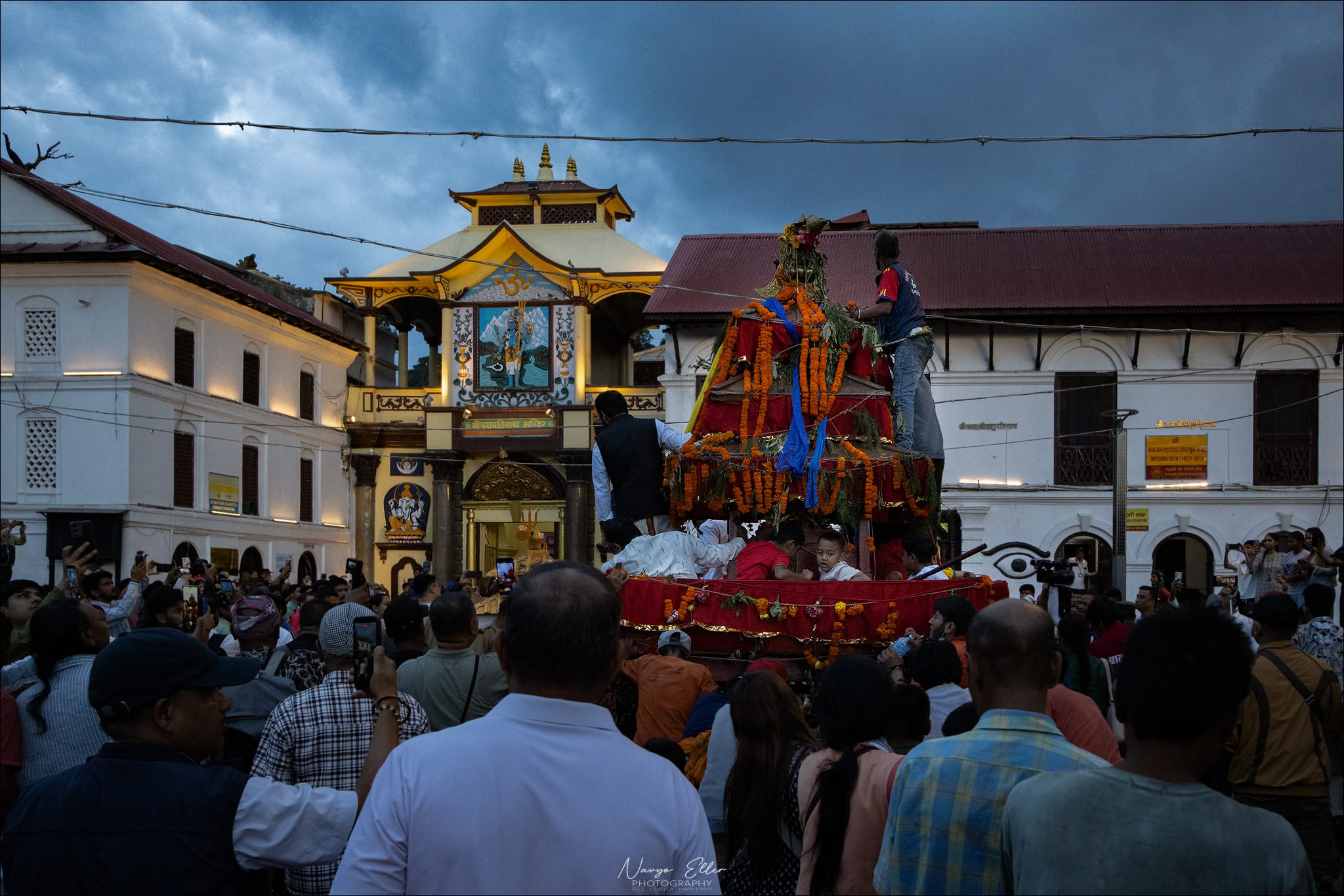 Il carro raggiunge la porta principale di Pashupatinath.