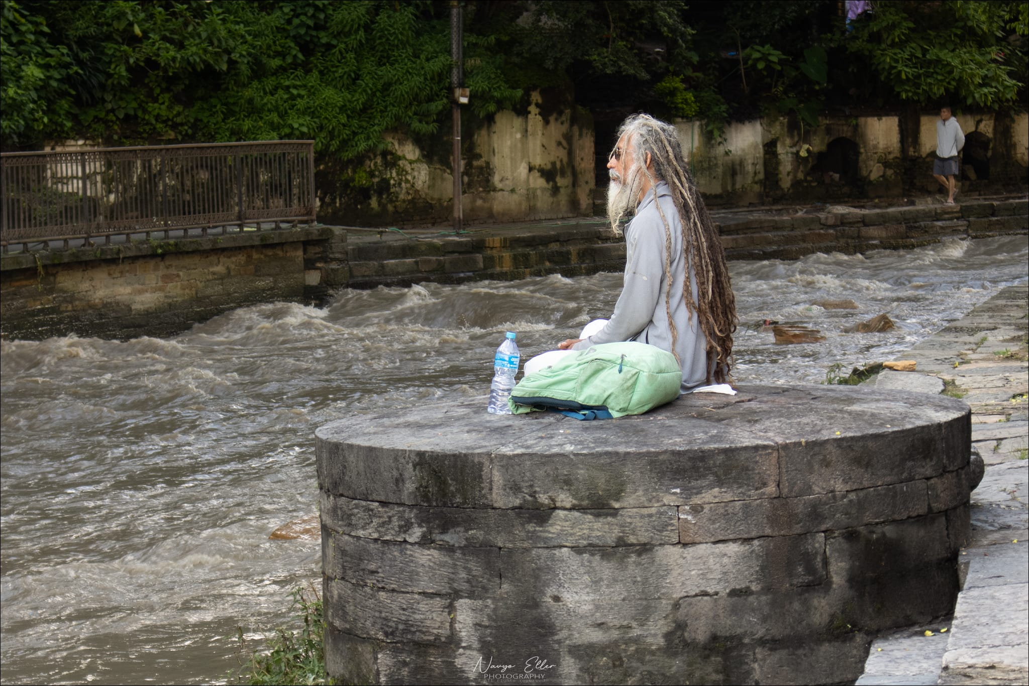 Lungo i ghat di Pashupatinath Yogi meditano spesso