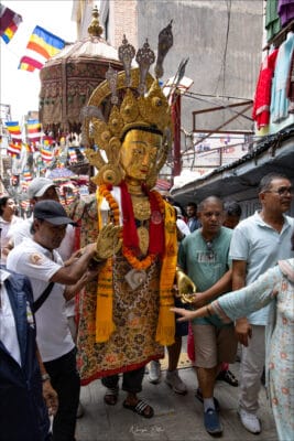 Il Dipanakar Buddha guida la processione...